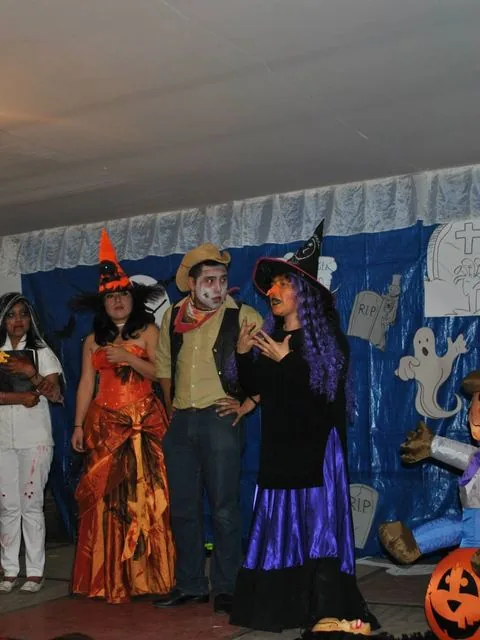 Estudiantes en obra de teatro de Halloween