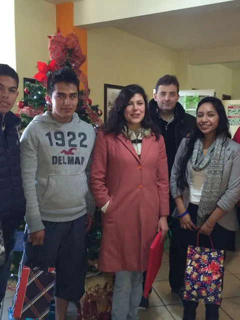 Grupo con maestro extranjero en Navidad