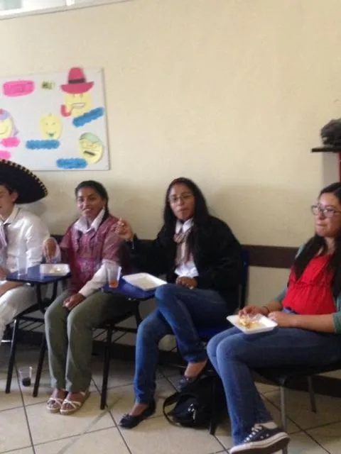 Estudiantes tocando música en evento navideño