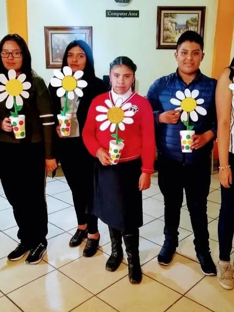 Estudiantes con manualidades de flores