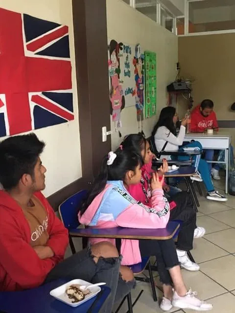 Estudiantes presentando cocina mexicana en inglés