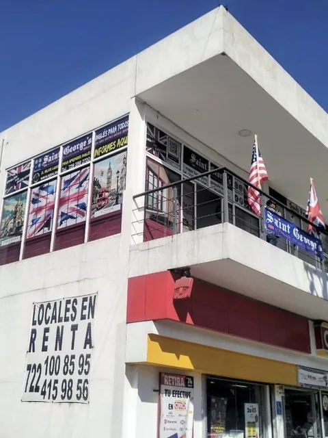 Fachada de la escuela con banderas de EE. UU. y Reino Unido